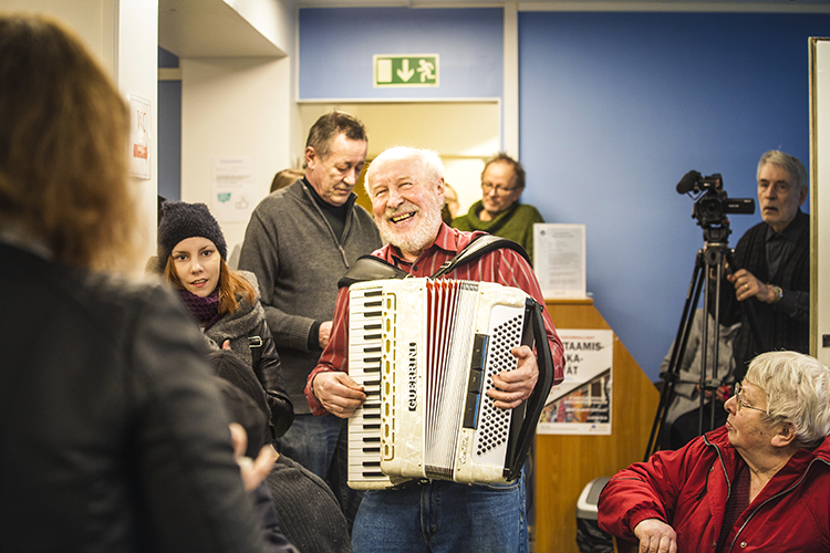 Mies soittaa harmonikkaa Elokolossa.