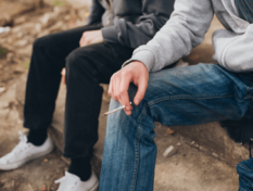 Nuoret polttamassa kannabista.