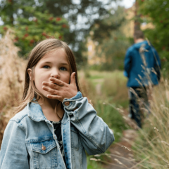 flicka i en skog