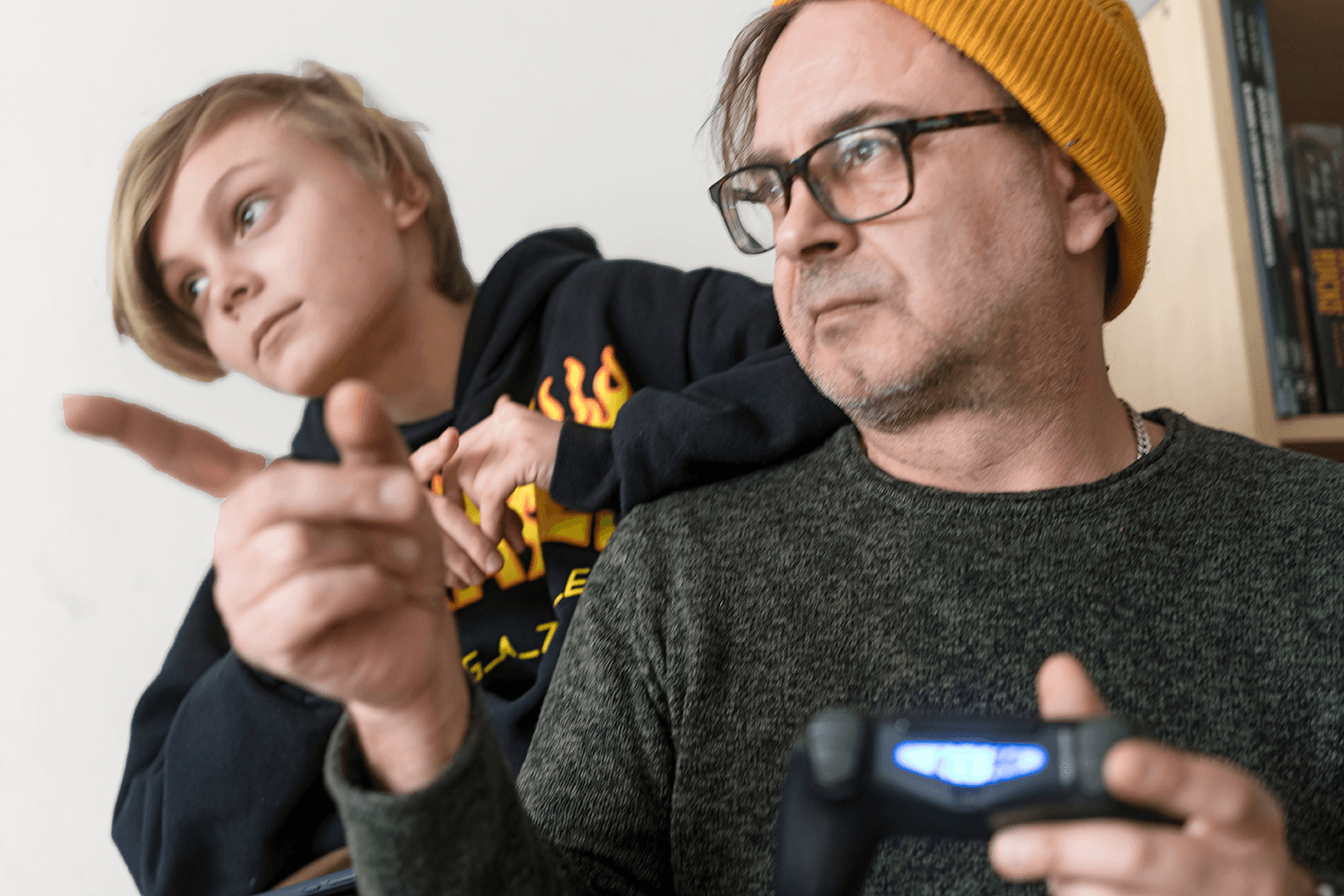 Pojken och pappa spelar