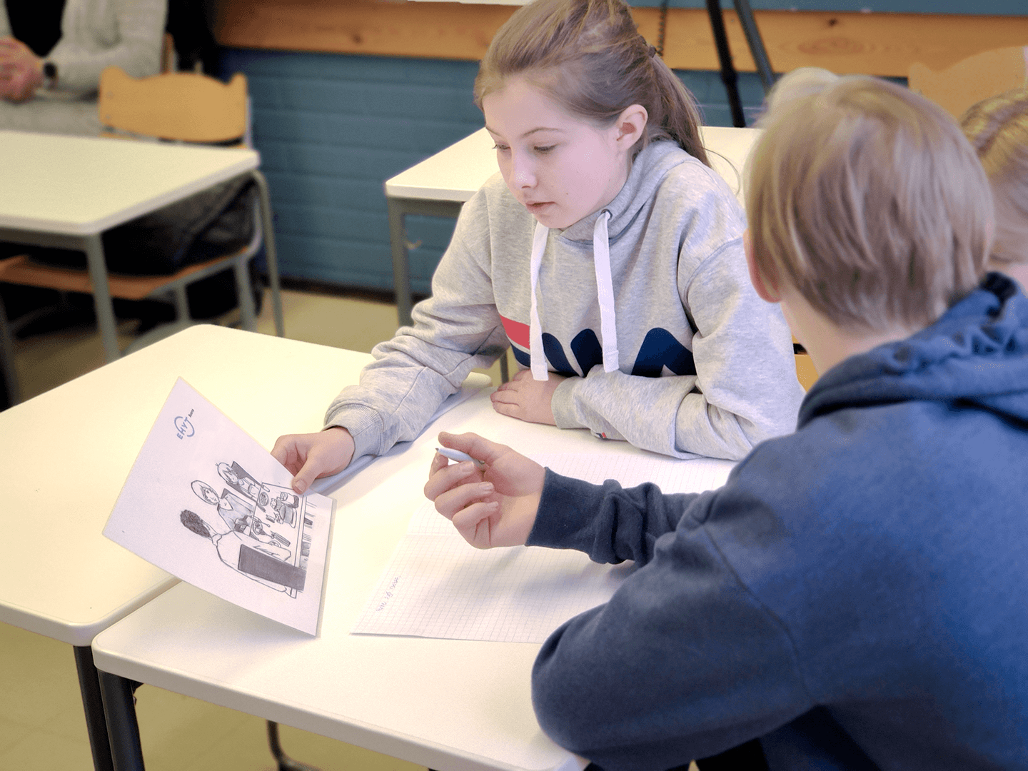 Oppilaat Juteltaisko?-tunnilla tekemässä tehtävää yhdessä.