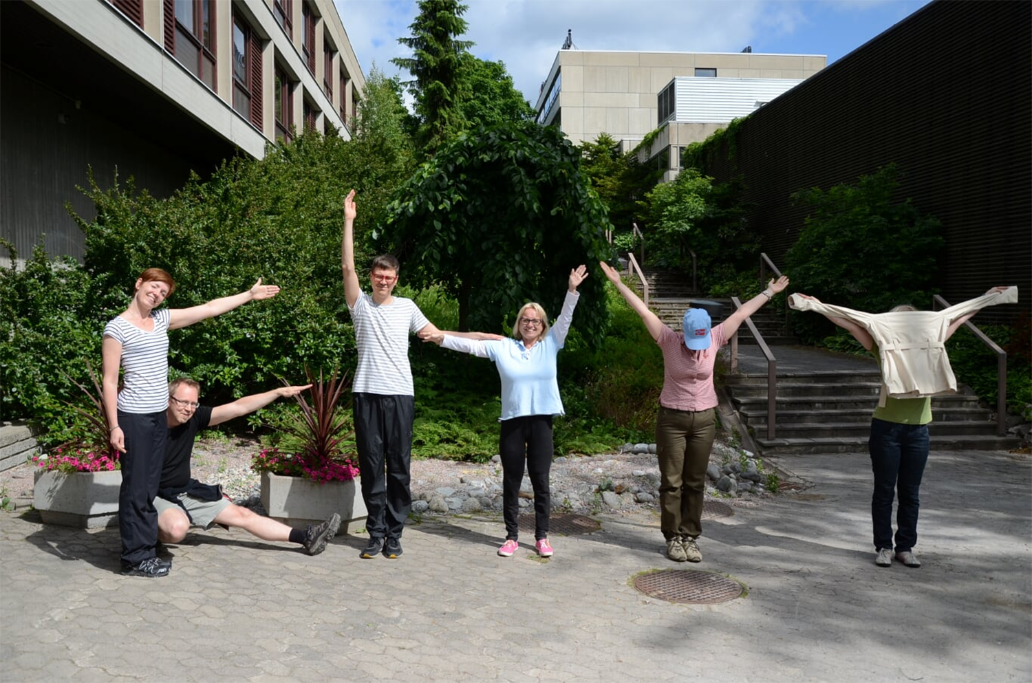EHYTin työntekijät tekevät kehoillaan kirjaimet E, H, Y ja T.