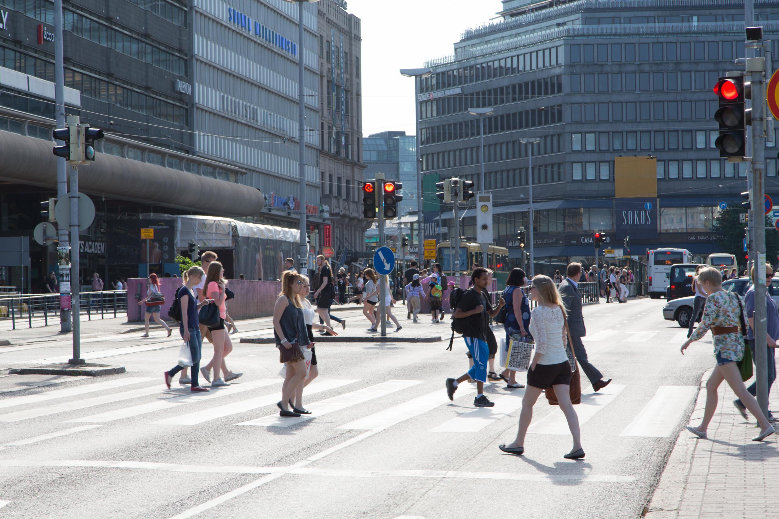 Ihmisiä kesällä Helsingin keskustassa.