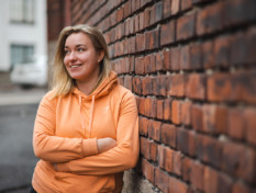 Krista Schulman vid en vägg.