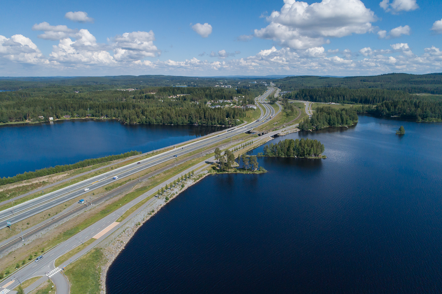 Autotie vesialueiden välissä.