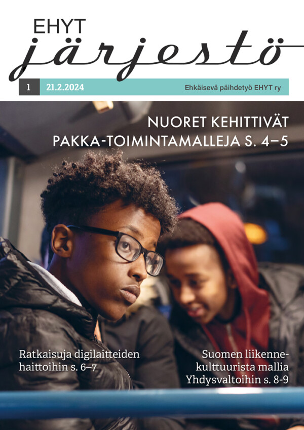 EHY Järjestö 1/2024 -lehden kansi. Kansikuvassa nuoria bussissa.